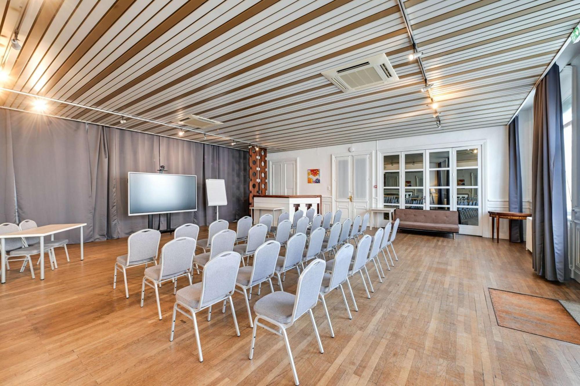 Brit Hotel Roanne - Le Grand Hotel Εξωτερικό φωτογραφία